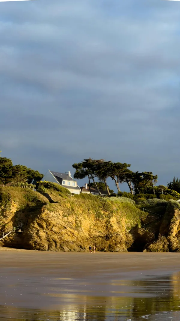 Maison côtière sur falaise face à la plage