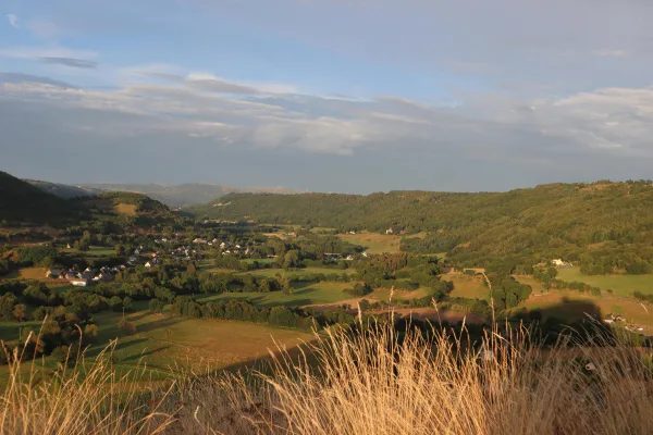 Vue panoramique sur vallée et collines verdoyantes