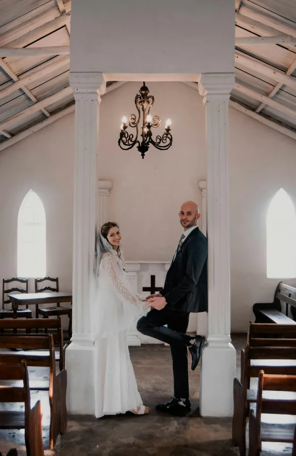 Couple marié élégant dans une chapelle romantique