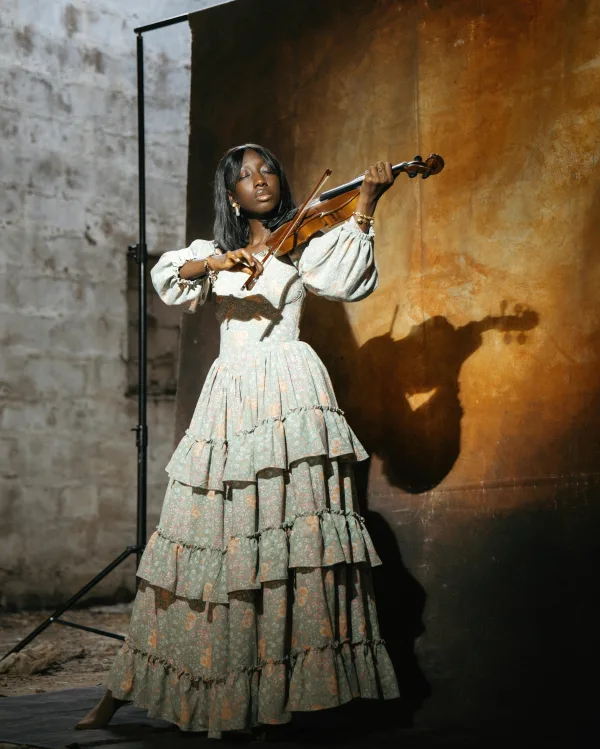 Violoniste élégante jouant dans une ambiance artistique