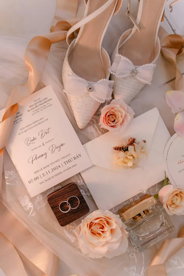 Accessoires de mariage élégants avec alliances et chaussures de mariée