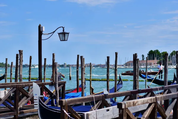 Gondoles amarrées sur les canaux de Venise sous un ciel bleu