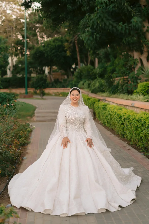 Mariée en robe blanche élégante dans un jardin romantique