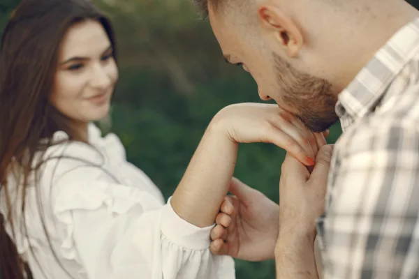 Couple romantique avec geste tendre en extérieur