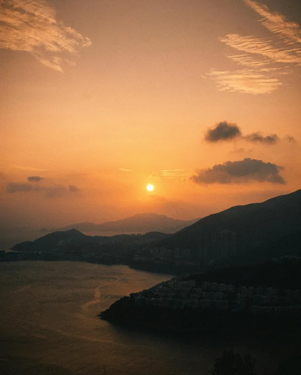 Magnifique coucher de soleil sur la mer et les montagnes