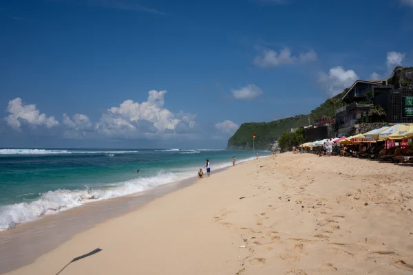 Plage paradisiaque avec sable fin et mer turquoise