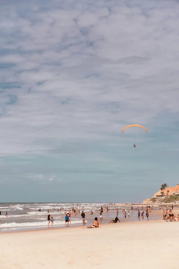 Plage animée avec parapente au bord de l’océan