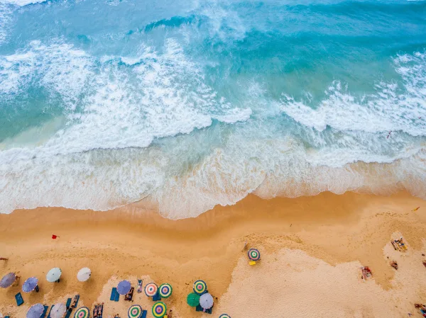 Vue aérienne d’une plage tropicale et des vagues turquoise