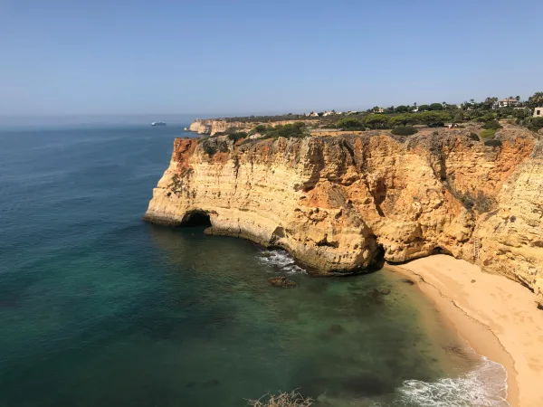 Falaises spectaculaires et plage cachée au bord de l’océan