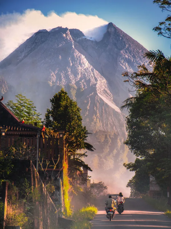 Volcan majestueux dominant un village tropical