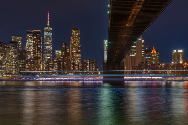 Skyline urbain illuminé avec pont et gratte-ciels la nuit