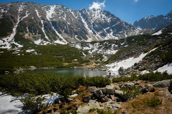 Paysage de montagne enneigée avec lac alpin et nature sauvage