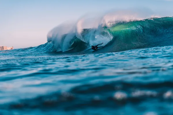 Surfeur affrontant une énorme vague dans l’océan
