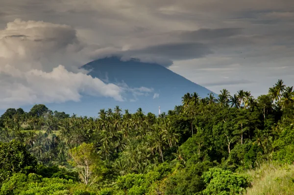Montagne tropicale sous les nuages avec forêt luxuriante