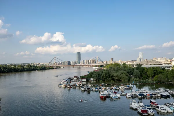 Vue panoramique d’une ville au bord du fleuve avec bateaux