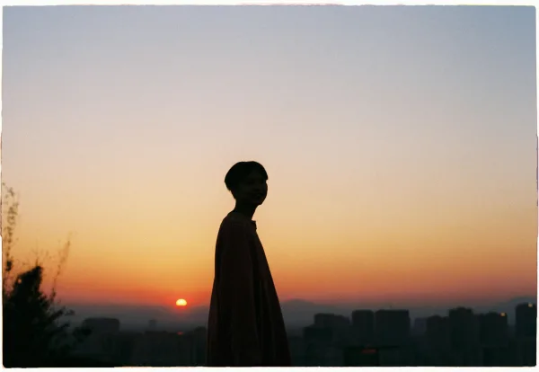 Silhouette d’une personne au coucher du soleil en ville