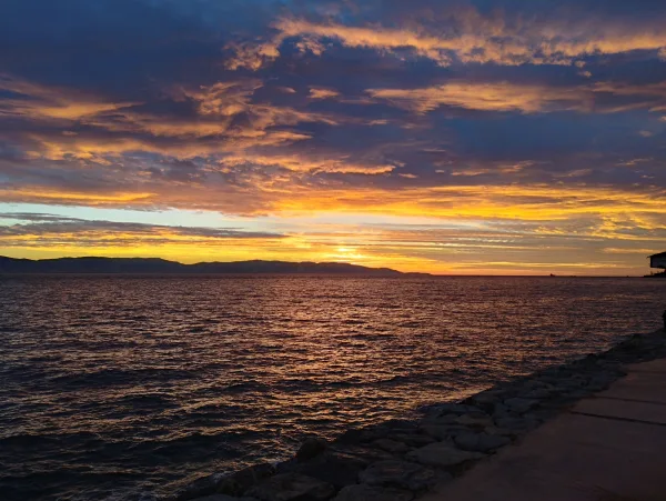 Coucher de soleil spectaculaire sur la mer avec ciel coloré