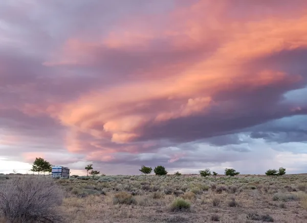Ciel spectaculaire aux nuages roses au-dessus d’un désert