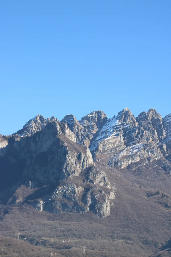 Montagnes rocheuses sous un ciel bleu clair