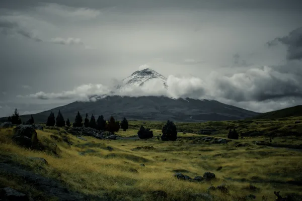 Montagne enneigée sous un ciel orageux dramatique