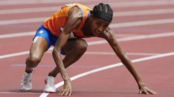 Athlète au départ d’une course sur piste d’athlétisme