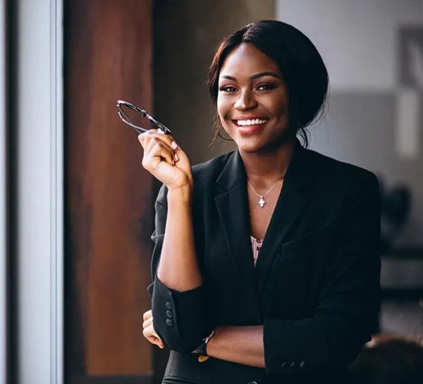 Portrait de femme entrepreneure souriante en tenue professionnelle