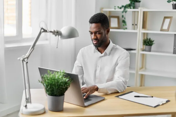 Homme travaillant sur ordinateur portable dans un bureau moderne