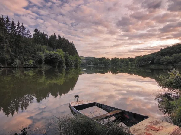 Lac paisible avec barque au coucher du soleil