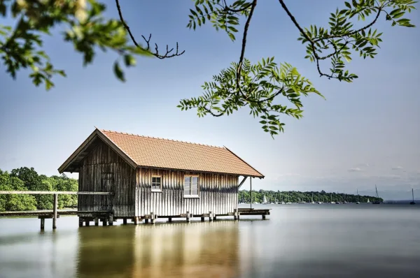 Charmante maison en bois sur un lac paisible