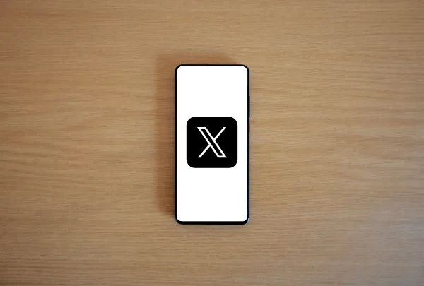 Application X (Twitter) affichée sur un smartphone moderne