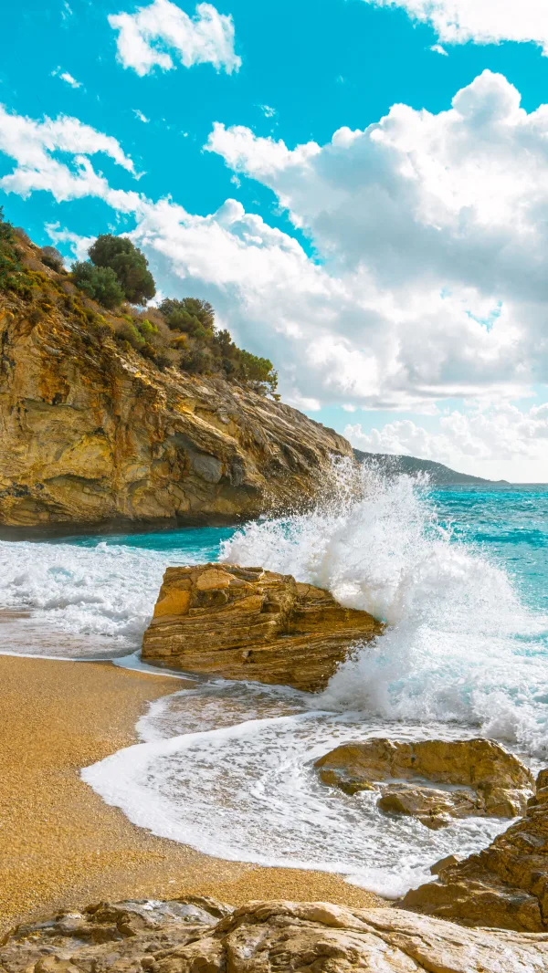 Vagues de l’océan frappant des rochers sur une plage sauvage