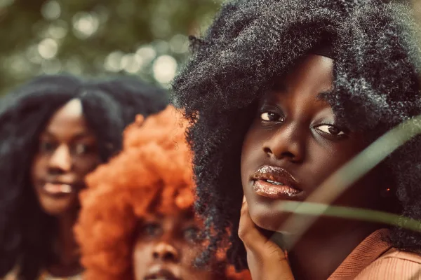 Portrait de femmes africaines aux cheveux naturels en extérieur