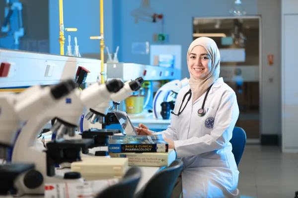 Médecin chercheuse travaillant dans un laboratoire de microbiologie moderne
