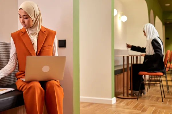 Professionnelle travaillant sur ordinateur portable dans un espace de coworking moderne