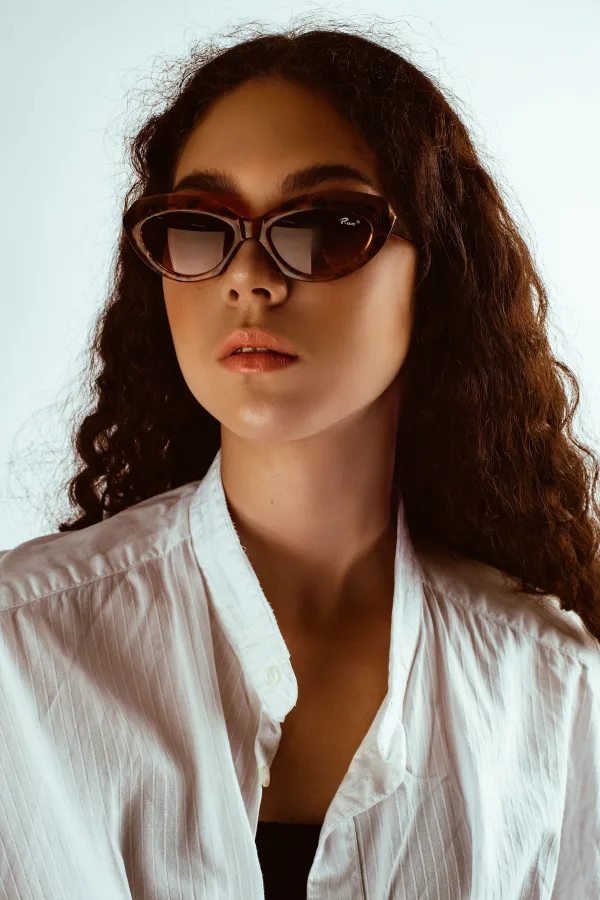 Portrait de femme élégante avec lunettes de soleil tendance