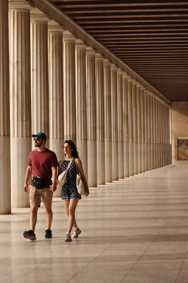 Couple en promenade dans une galerie à l'architecture majestueuse