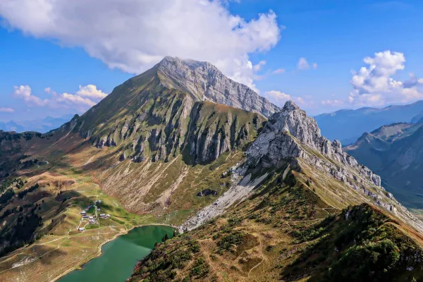 Paysage de montagne spectaculaire avec lac alpin et sommets rocheux