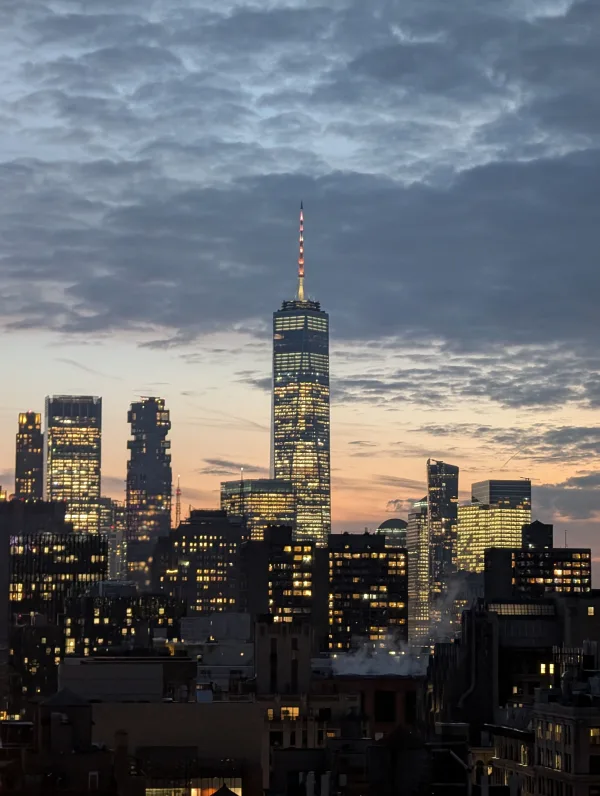 Skyline de New York au crépuscule avec le One World Trade Center