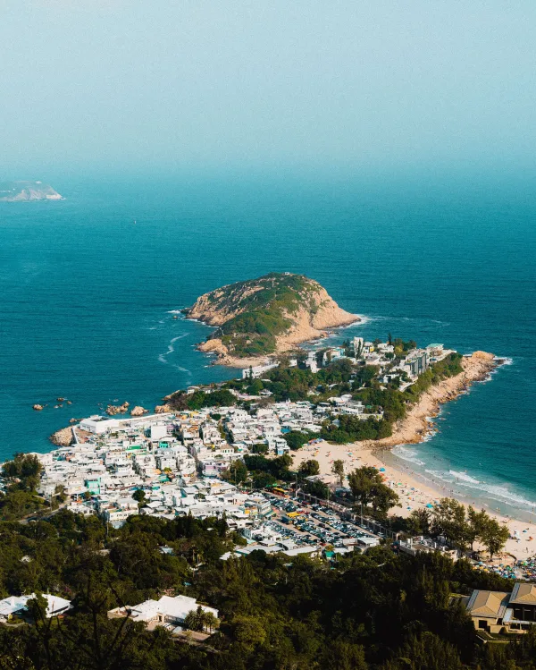Vue aérienne d’une péninsule côtière et de ses plages turquoise