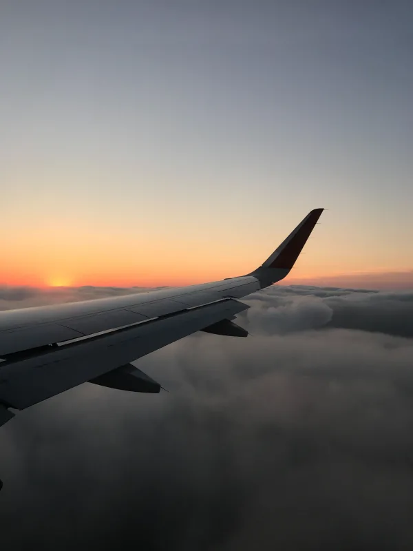 Vue aérienne depuis un avion au lever du soleil au-dessus des nuages