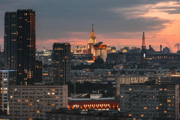 Skyline de Moscou au coucher du soleil – Vue panoramique de la ville illuminée