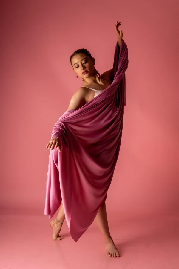 Danseuse contemporaine en tissu rose – Portrait artistique en studio