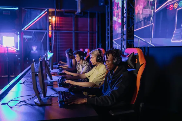 Équipe d’e-sport en pleine compétition dans une salle de gaming professionnelle