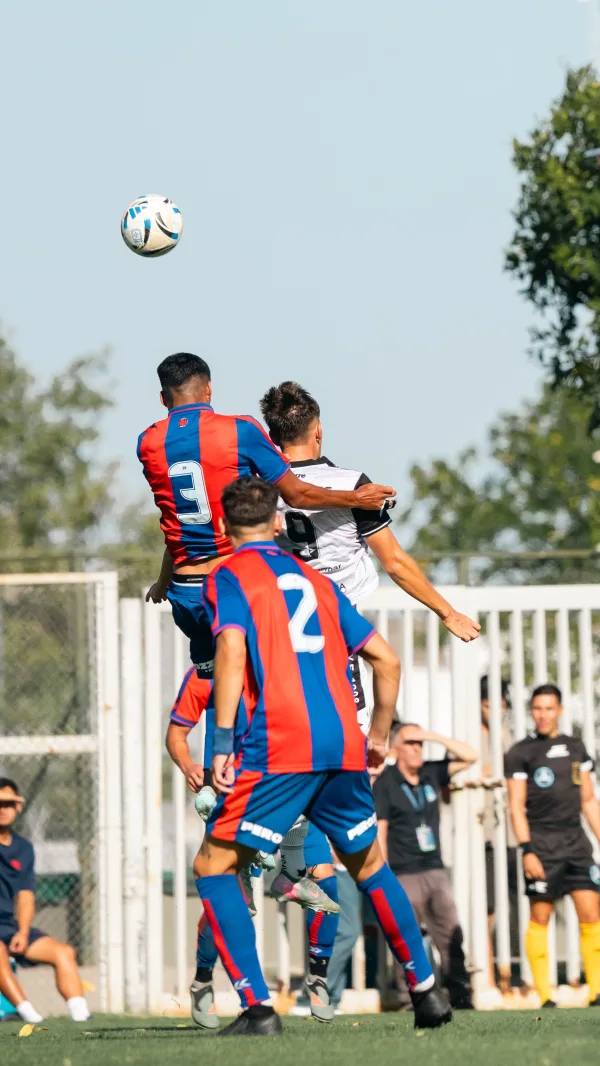 Duel aérien lors d’un match de football sur terrain extérieur