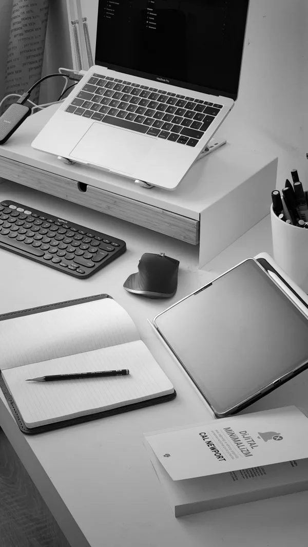 Espace de travail minimaliste avec ordinateur portable et tablette