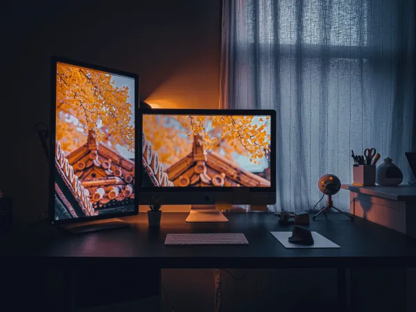 Configuration de bureau double écran pour télétravail et productivité