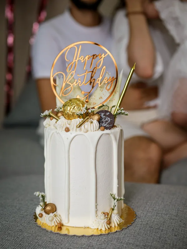 Gâteau d’anniversaire élégant blanc et doré avec décoration Happy Birthday