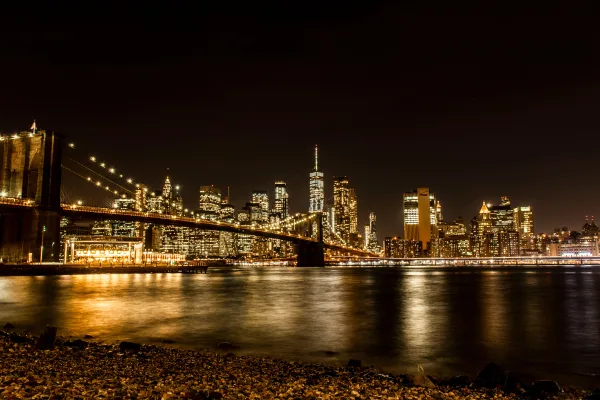 Pont de Brooklyn et skyline de Manhattan la nuit – panorama urbain de New York