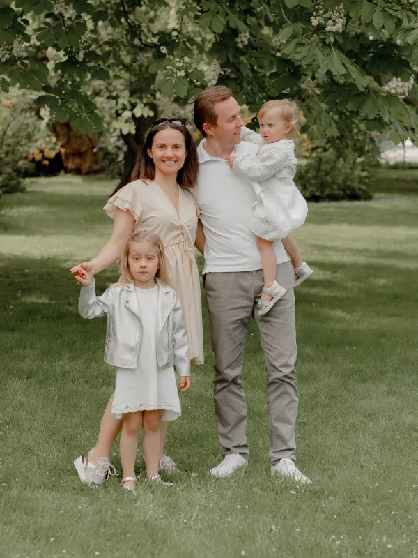 Famille avec deux enfants dans un parc verdoyant au printemps