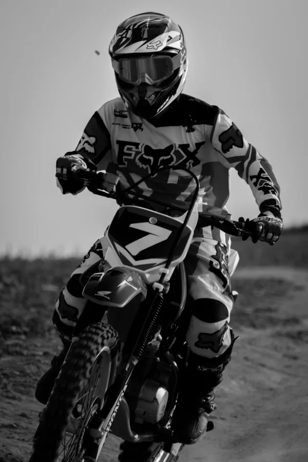 Pilote de motocross sur moto tout-terrain en noir et blanc